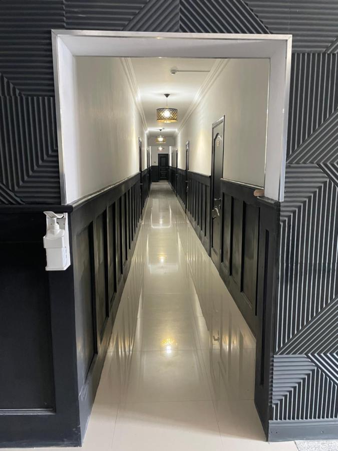 Hotel Mandarin Atyraū Exteriör bild