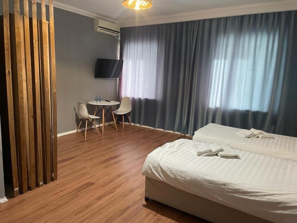 Hotel Mandarin Atyraū Exteriör bild